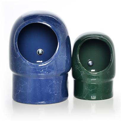 Prevue Presents Cup-Hooded Ceramic 24oz. 24 Ounce Hooded Ceramic Coop Cup Easily Attaches to all Cages with Screw on Universal Clamp. Available in an Assortment of Black, Blue, Green and White Marble. 24 Ounce Capacity [24723]